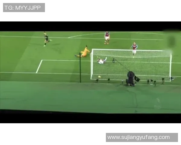 未退役的老足球明星们如何在赛场外继续影响年轻一代的成长与发展