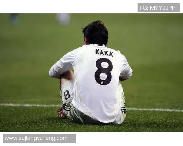 足球明星卡卡经典衬衫造型回顾展现时尚与运动的完美结合